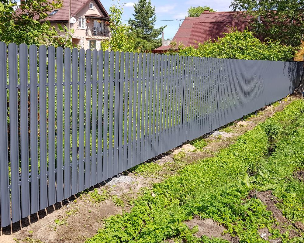 Красивый забор из металлического штакетника фото